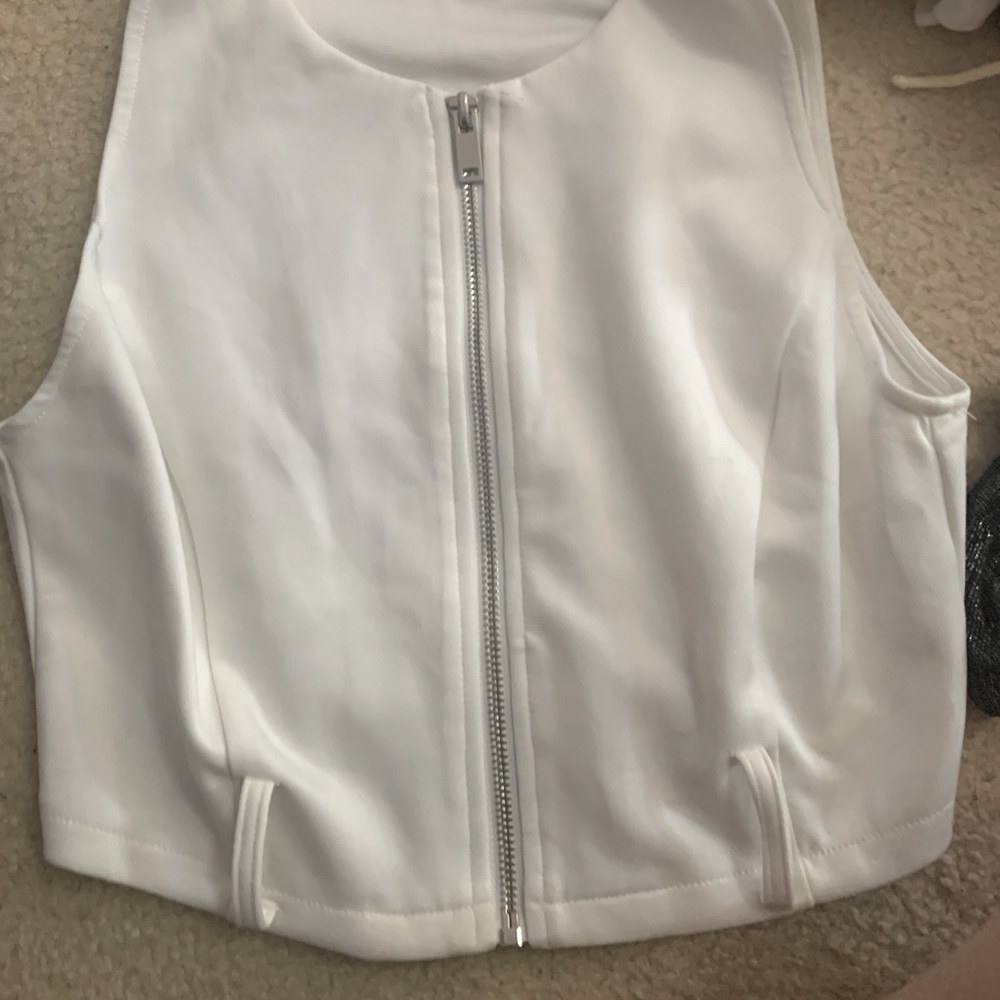 S | zip up cropped top